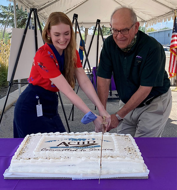 Photograph of Avery Foerster and Ron Sperl cutting Anniversary cake