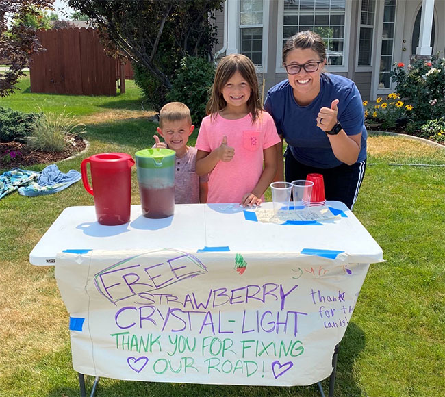 Photograph of Lucy,Henry and Sydnee Tew at lemonaid stand in jpg